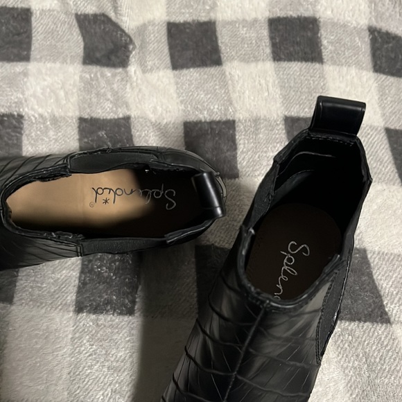 Embossed Booties - Picture 5 of 5